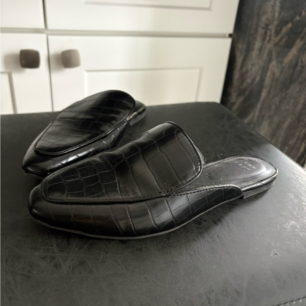 Black Faux Crocodile Pattern Loafers